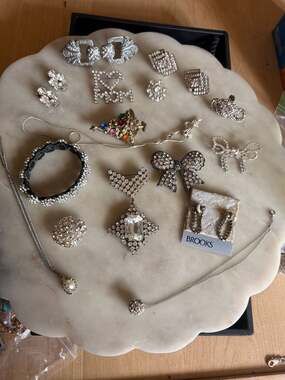 Vintage Rhinestone Costume Jewelry Lot 16 Pieces Brooches Earrings Necklaces